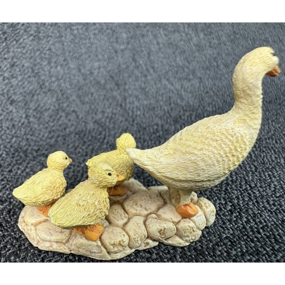Mother Duck & Ducklings Minature Figurine 2